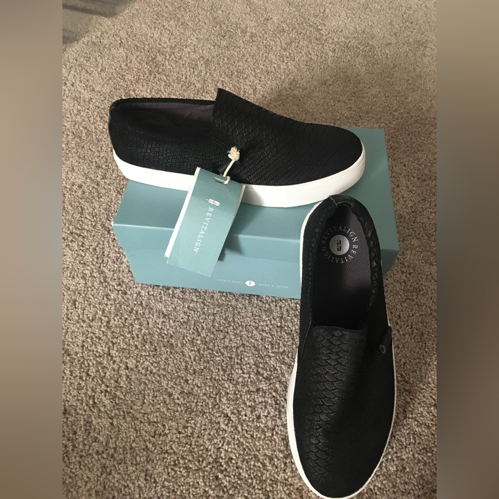 Revitalign size 8 slip-ons